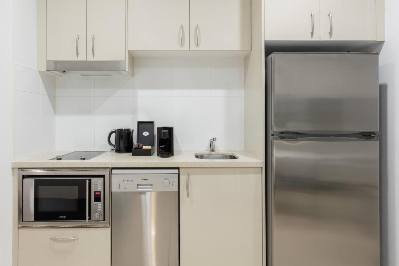Meriton Suites Pitt Street, Sydney Exterior foto A typical kitchen in a student apartment