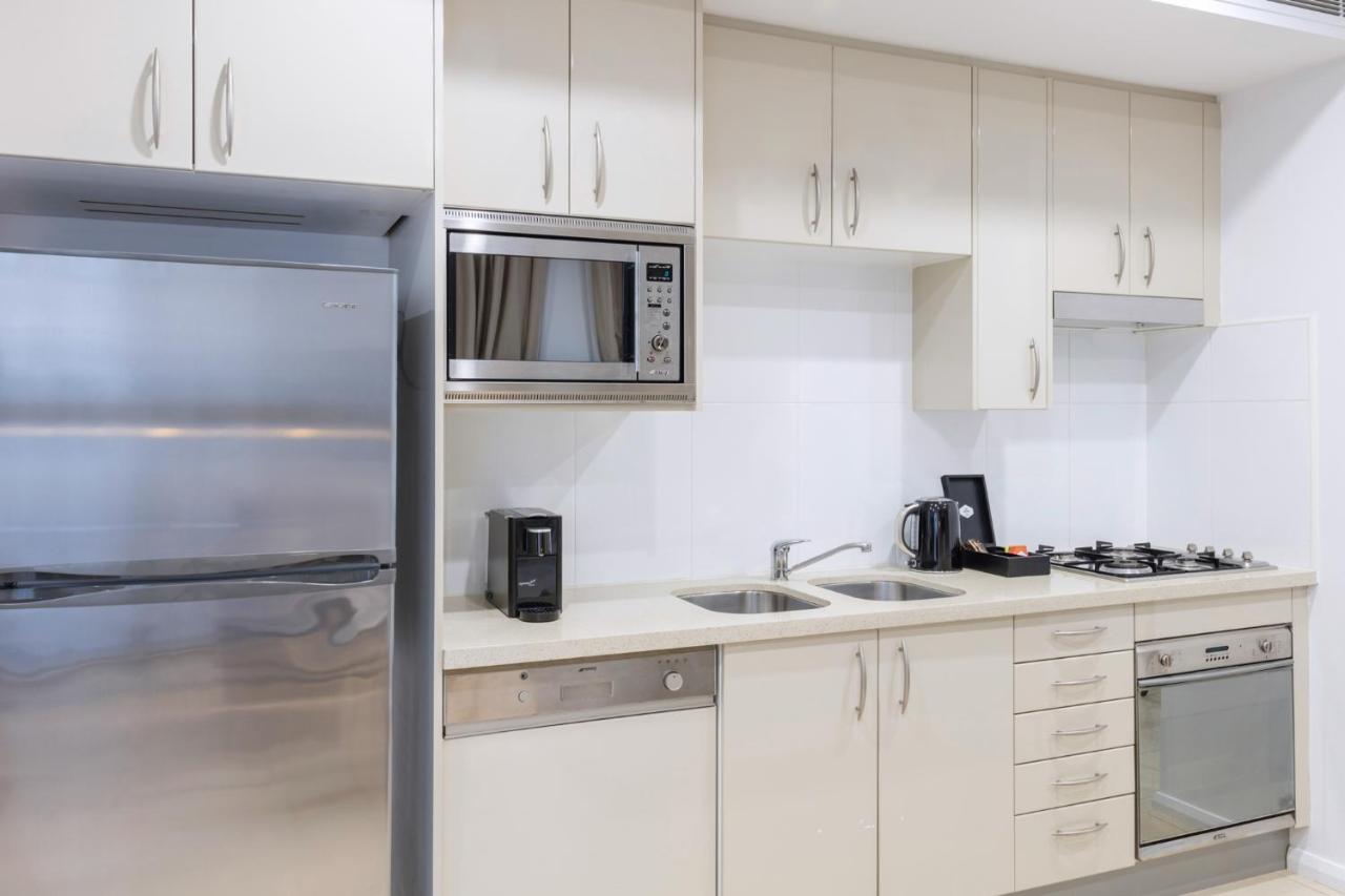 Meriton Suites Pitt Street, Sydney Exterior foto A typical kitchen in a student apartment