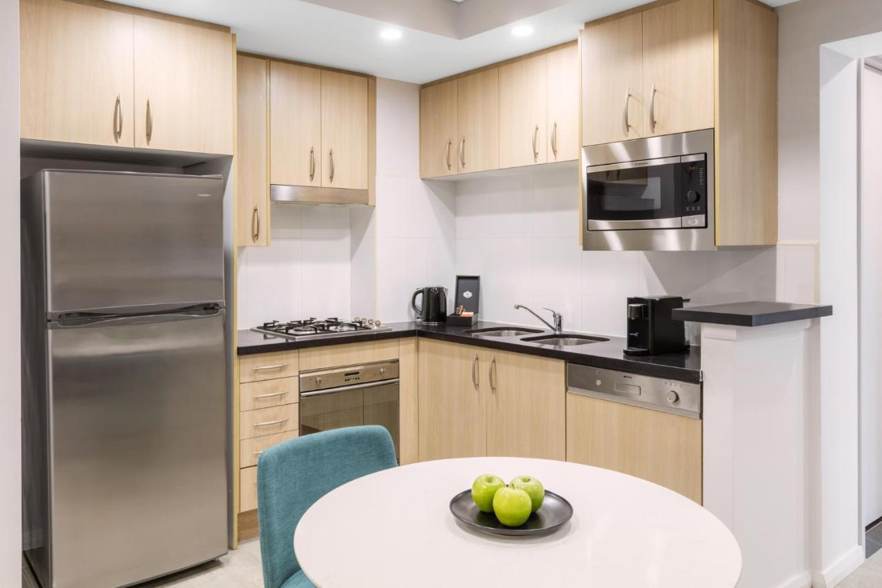 Meriton Suites Pitt Street, Sydney Exterior foto A typical kitchen in a student apartment