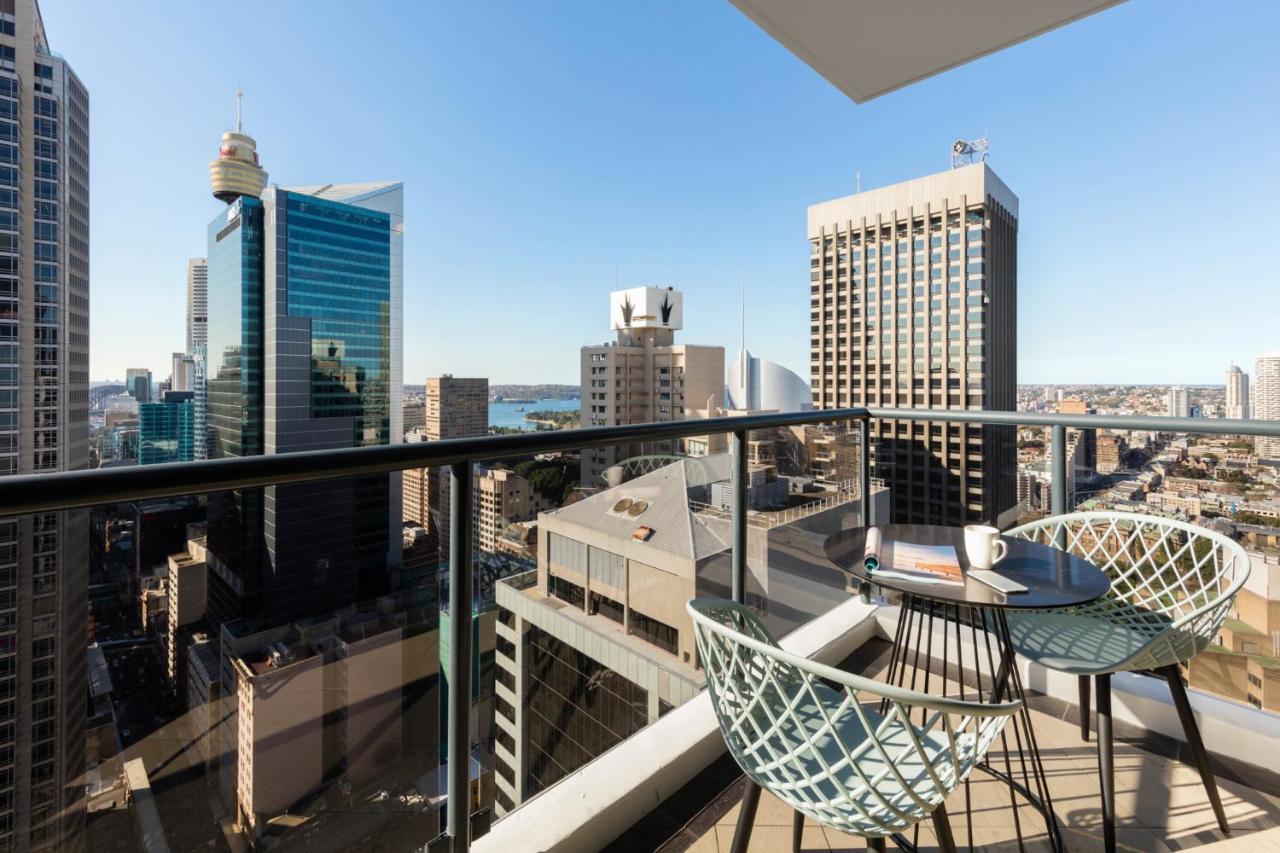 Meriton Suites Pitt Street, Sydney Exterior foto View from a balcony