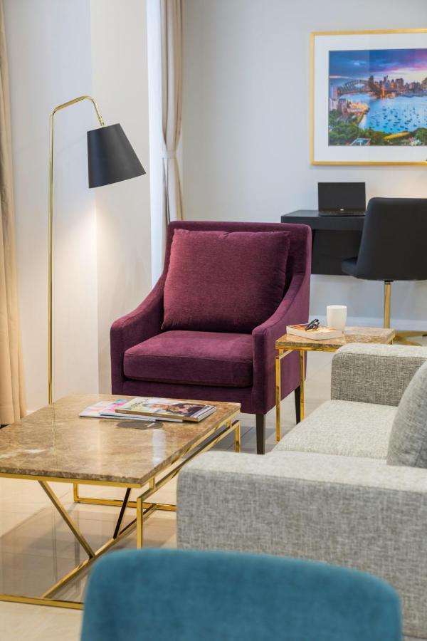 Meriton Suites Pitt Street, Sydney Exterior foto A chair